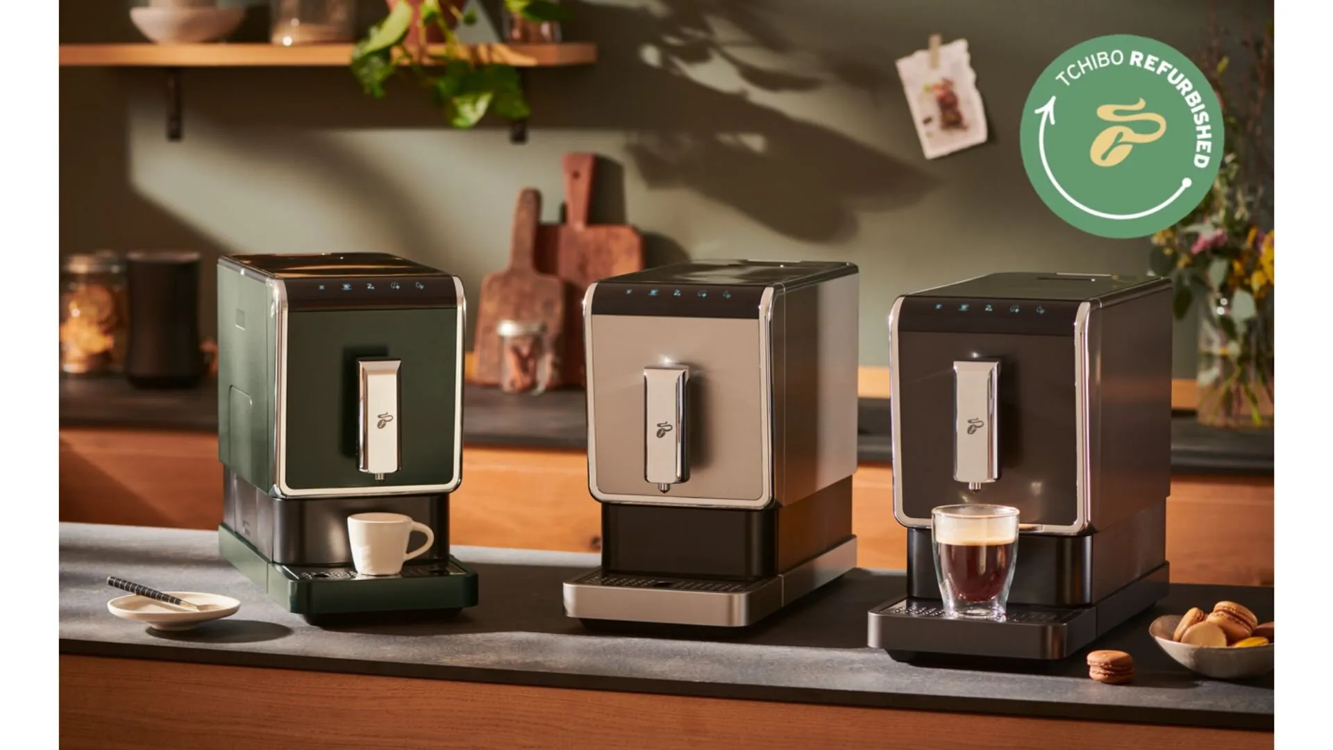 Zwei aufbereitete Tchibo Kaffeemaschinen auf einer Holztheke, symbolisierend das Refurbished-Programm