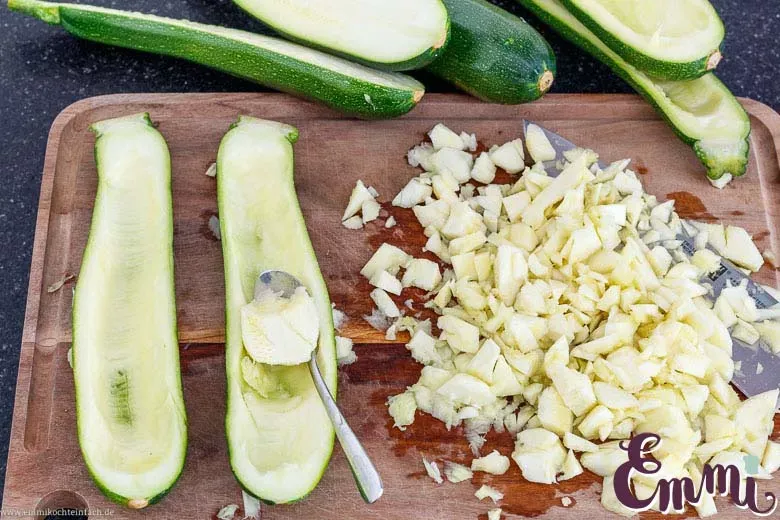 Zwei ausgehöhlte Zucchinihälften liegen bereit, um mit der Hackfleischfüllung für ein leckeres Zucchini Gericht befüllt zu werden.