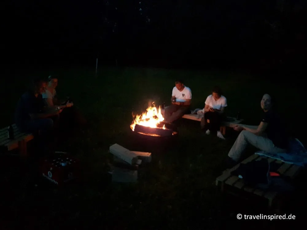 Zwei Bloggerinnen am Lagerfeuer, checken ihre Handys, Hotel Zum alten Schloss, Kleedorf