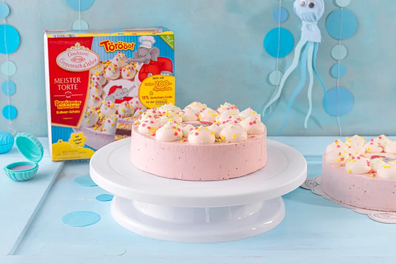 Zwei Coppenrath &amp; Wiese Torten und vorbereitete blaue Schlagcreme für die Basis der DIY Meerjungfrauen Torte.