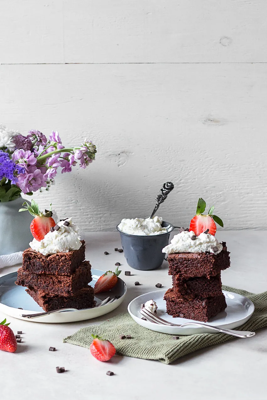 Zwei gebackene Brötchen aus Edeka Backmischungen im Vergleich