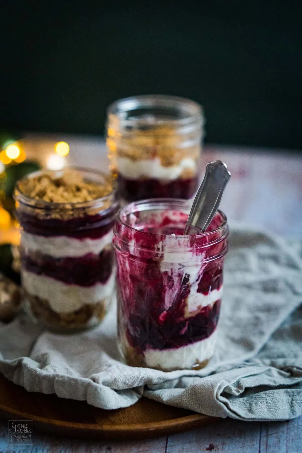 Zwei Gläser mit fertigem Advents-Tiramisu, garniert und festlich angerichtet