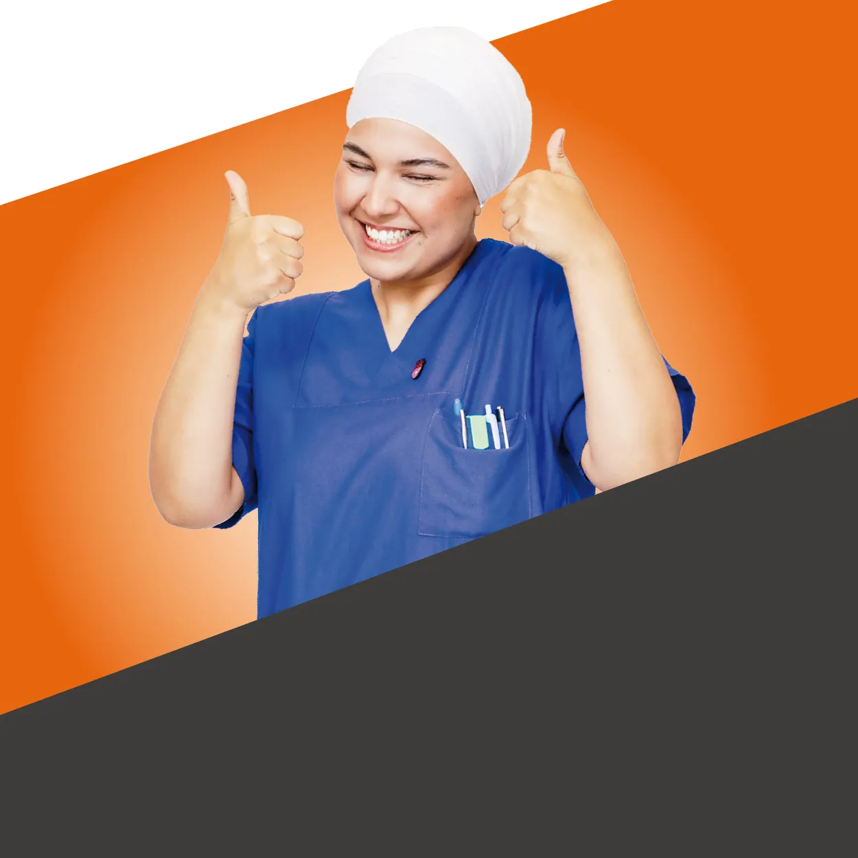 Zwei lächelnde Pflegekräfte im Gespräch, symbolisch für die Fürsorge, die auch das Essen im Krankenhaus beeinflusst.