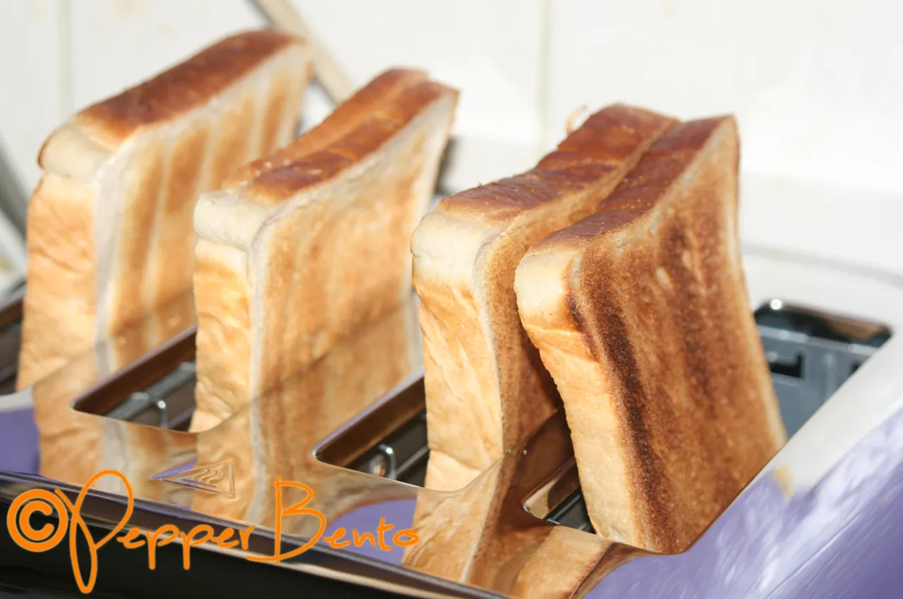 Zwei perfekt und vollständig geröstete Brotscheiben aus dem Breville VTT571 Toaster, goldbraun und knusprig.