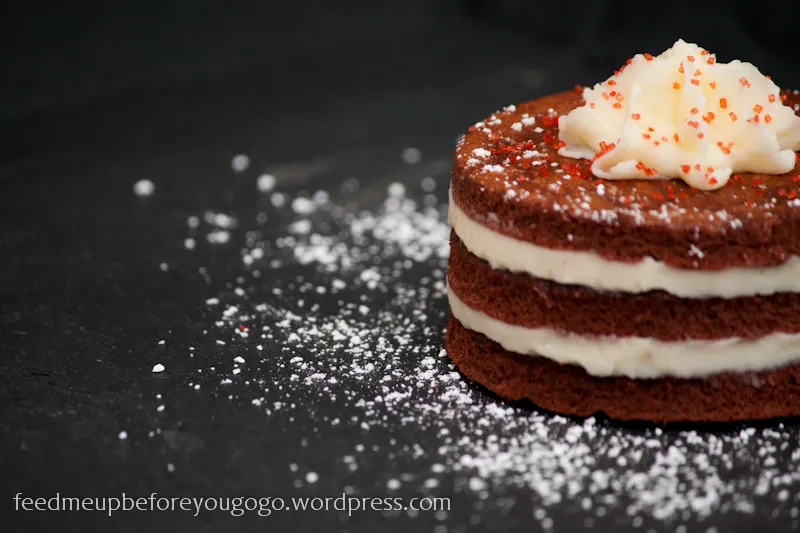 Zwei Red Velvet Mini Cakes, dekoriert mit Zuckerstreuseln, auf einem weißen Teller.
