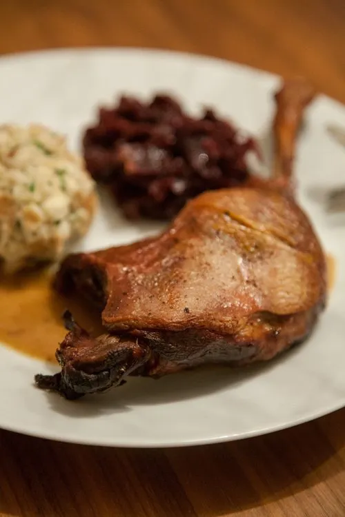 Zwei saftige Gänsekeulen frisch aus dem Ofen, perfekt gebräunt