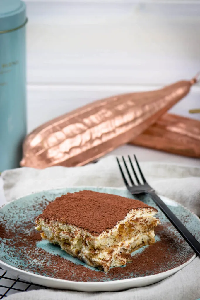 Zwei Stücke Tiramisu ohne Alkohol auf Tellern, appetitlich angerichtet und bereit zum Servieren, ein ideales italienisches Dessert ohne Alkohol für jede Gelegenheit.