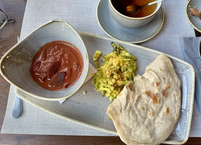 Zwei Varianten des Abendessens im Thali-Stil