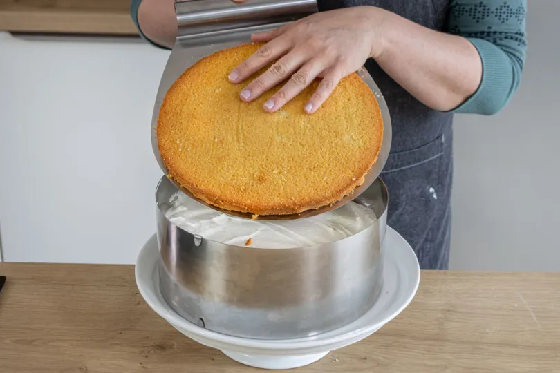 Zweiten Tortenboden auf Creme legen
