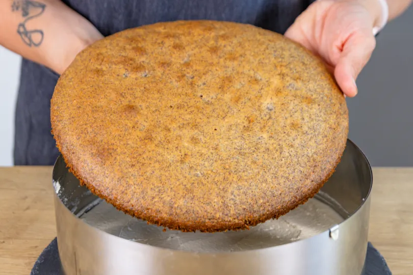 Zweiten Tortenboden behutsam auflegen