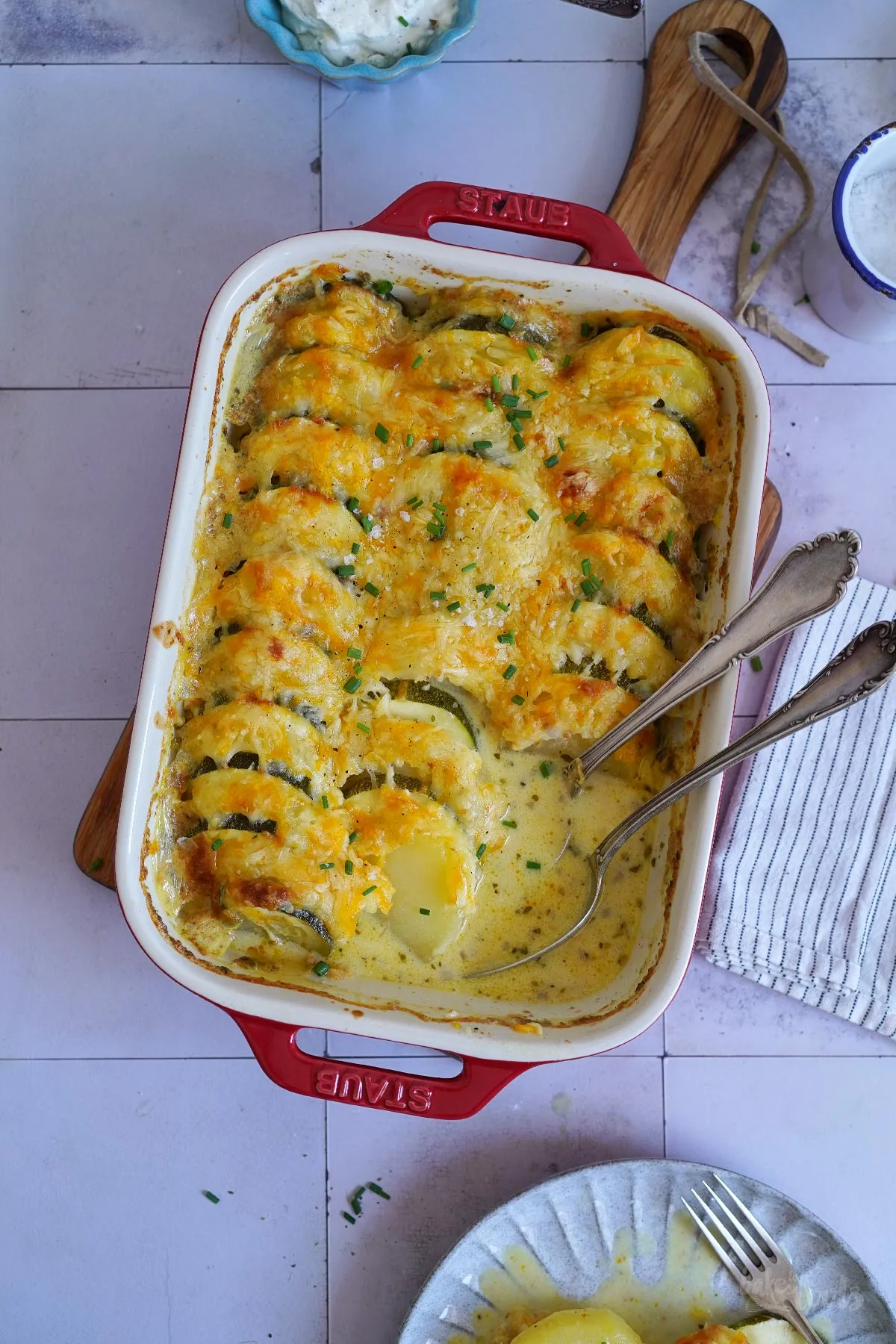 Zwiebel und Knoblauch in Butter andünsten als Basis für die cremige Auflaufsoße