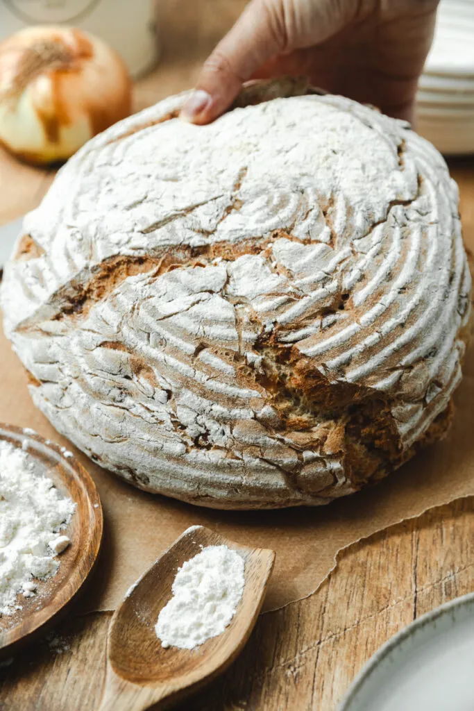 Zwiebelbrot Rezept mit Hefe in der Hand