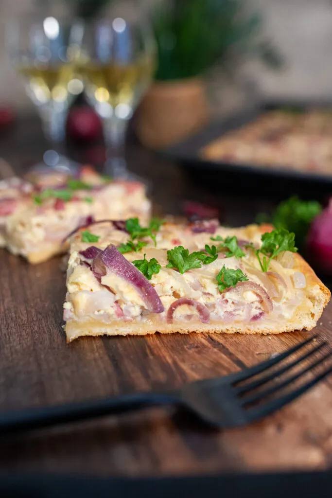 Zwiebelkuchen mit Schmand und frischer Petersilie