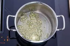 Zwiebeln andünsten für ein intensives Aroma