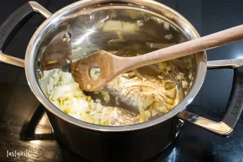 Zwiebeln anschwitzen