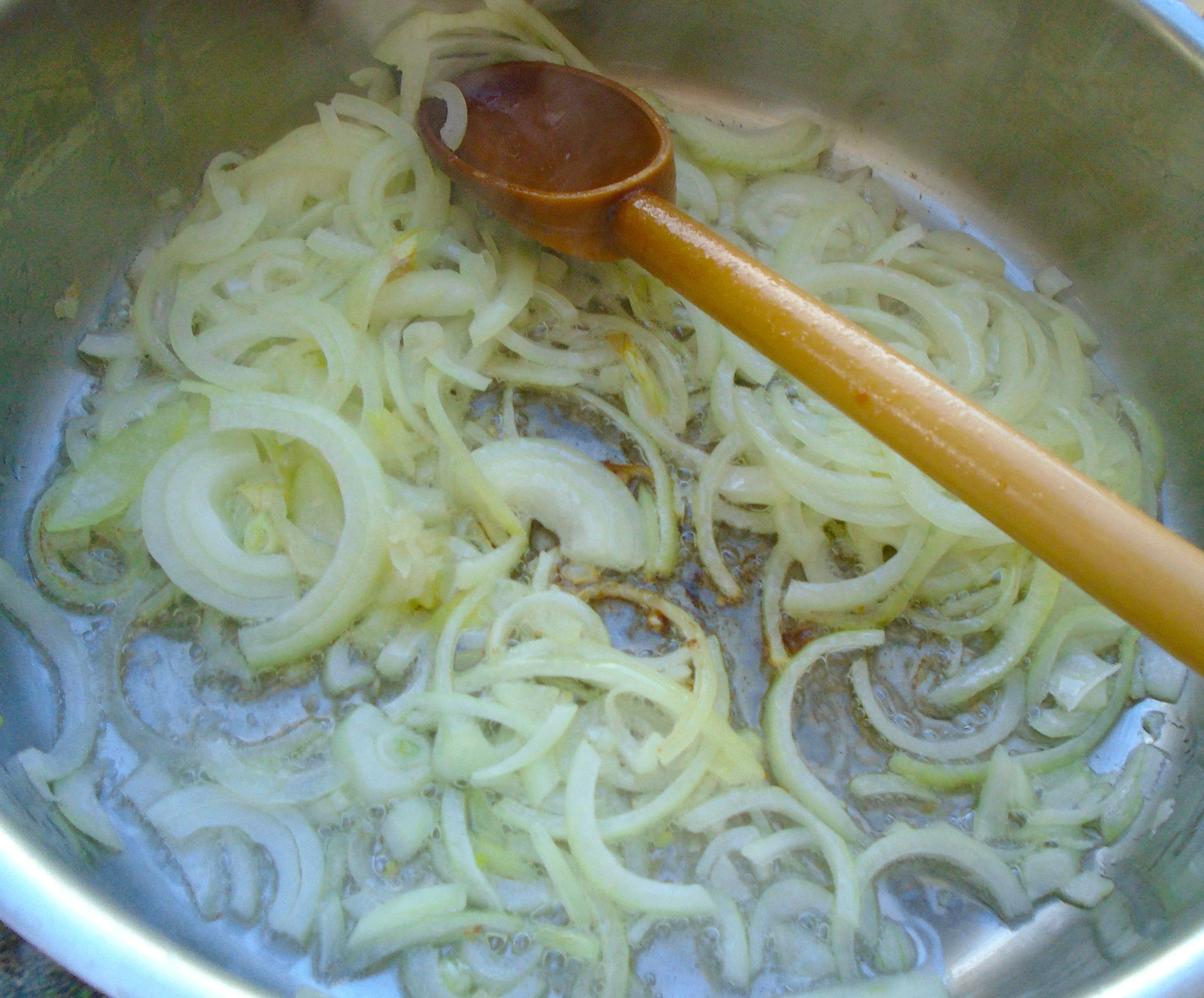 Zwiebeln in Schweine- oder Entenfett goldbraun anbraten