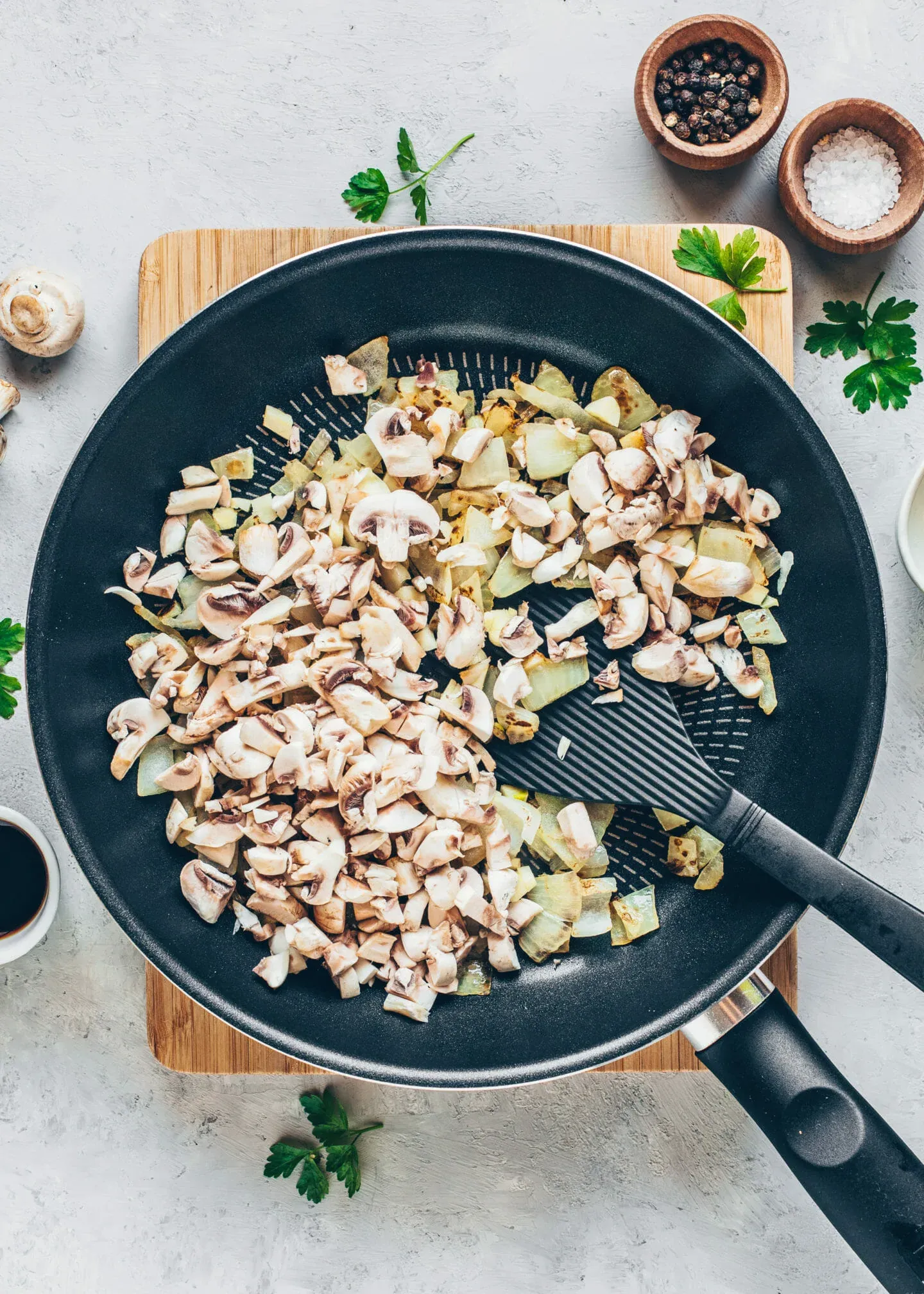 Zwiebeln, Knoblauch und gehackte Pilze braten in einer Pfanne