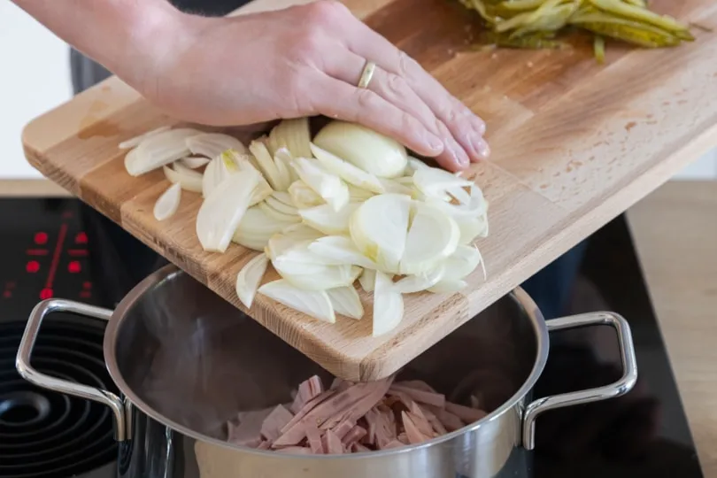 Zwiebeln und Wurst für Soljanka gemeinsam anbraten