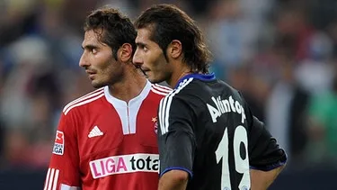 Zwillinge Hamit Altintop (l) vom FC Bayern und Halil Altintop vom FC Schalke | Bild: picture-alliance/dpa