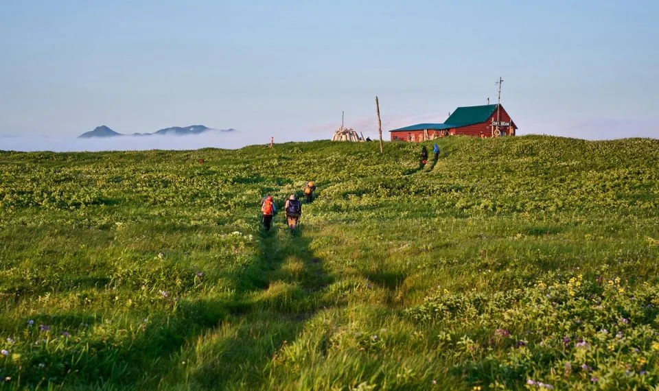 Abgelegenes Haus der Priberezhny Ranger Station in grüner Weite