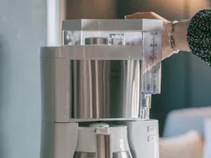 Abnehmbarer, transparenter Wassertank einer Filterkaffeemaschine mit Tassenskalierung.