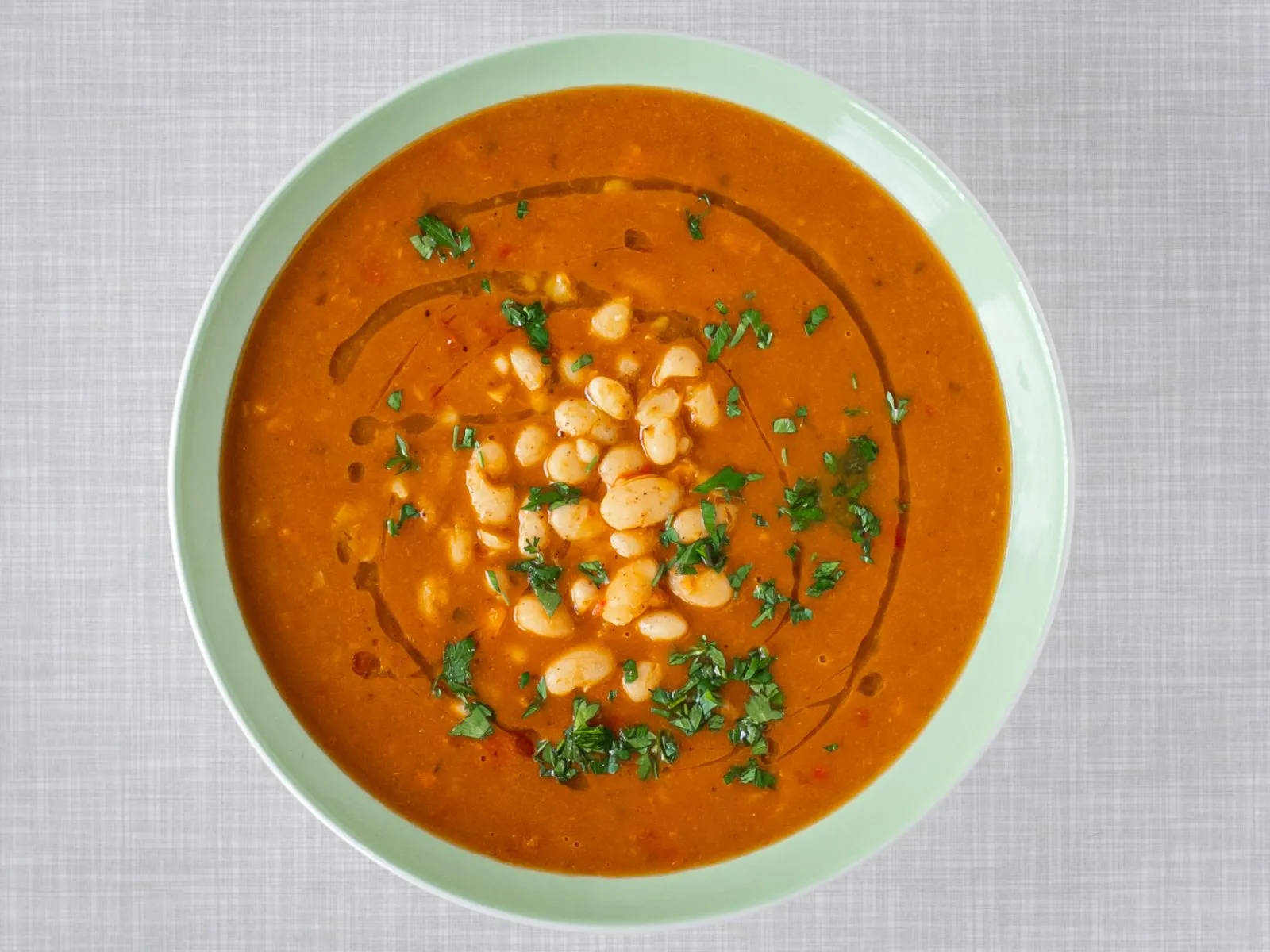 Albanische weiße Bohnensuppe mit Brot.