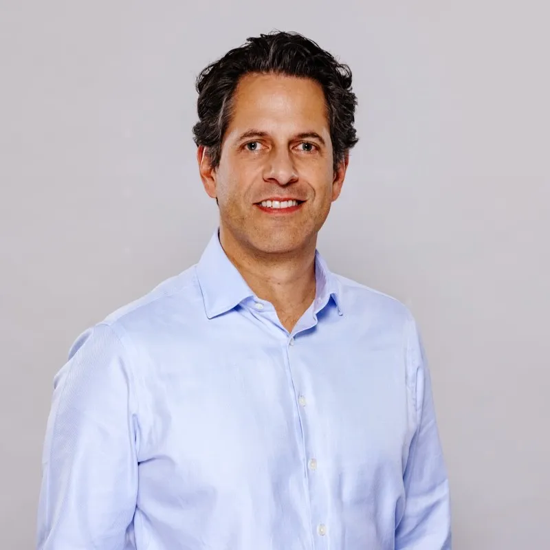 Alfredo Patron, Executive Vice President für Geschäftsentwicklung bei TeamViewer, lächelt und blickt zur Kamera.