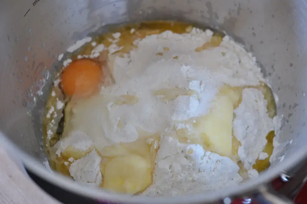 Alle Teigzutaten für Hamburgerbrötchen in der Rührschüssel einer Küchenmaschine bereit zum Kneten