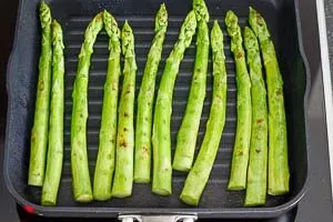 Anbraten des grünen Spargels in der Pfanne