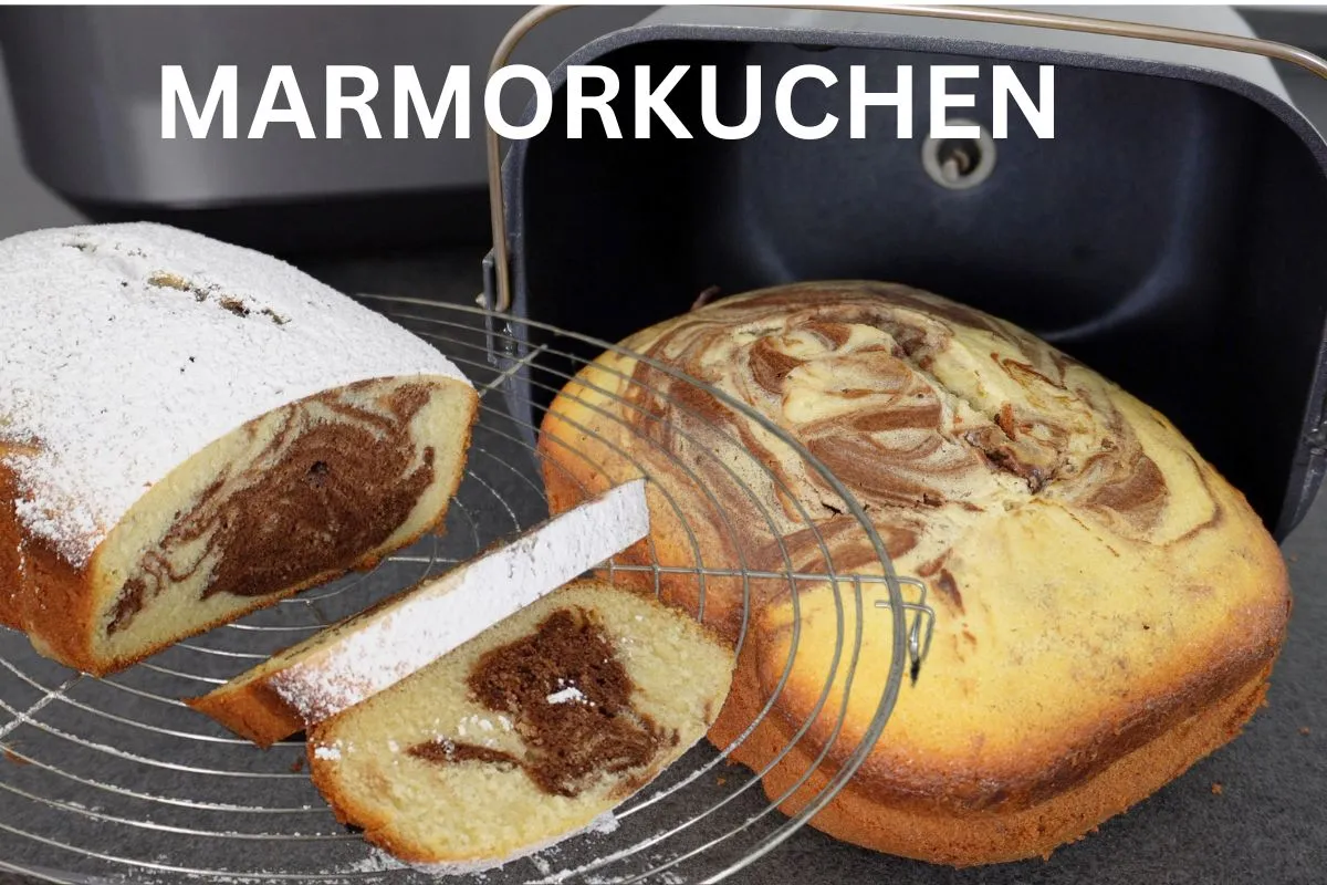 Angeschnittener Marmorkuchen in einer Brotbackautomatenform
