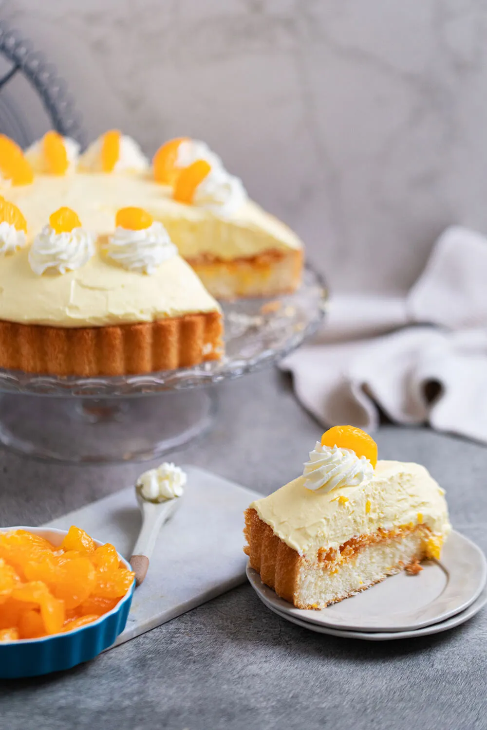 Angeschnittener Schüttelkuchen mit Mandarinen und Keksboden