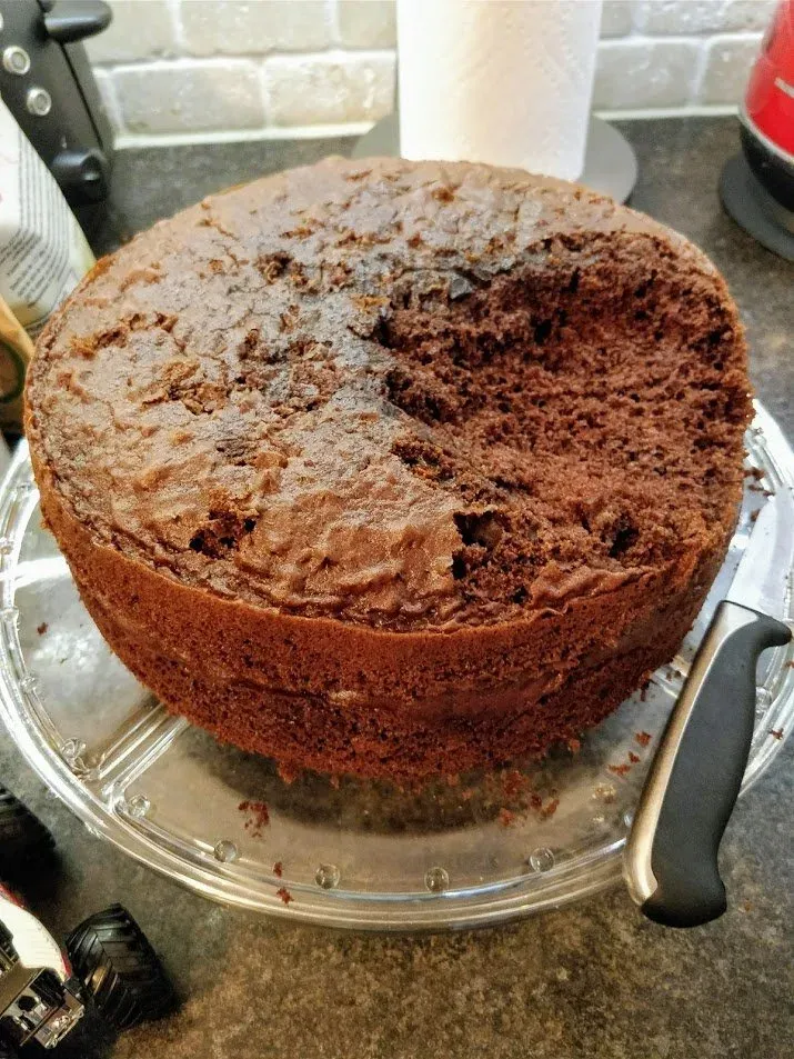 Anleitung zum Selbermachen eines Monster Truck Kuchens, zeigt den Schnitt für den Hügel