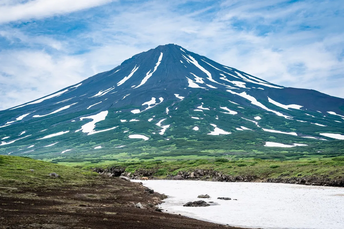 Annäherung an den Kambalny Vulkan, umgeben von Wildnis