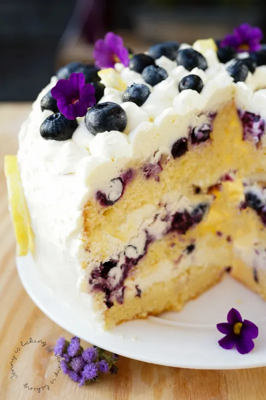 Anschnitt der Heidelbeer-Zitronen-Torte mit sichtbaren Heidelbeeren und Creme, ein unwiderstehlicher Geburtstagskuchen