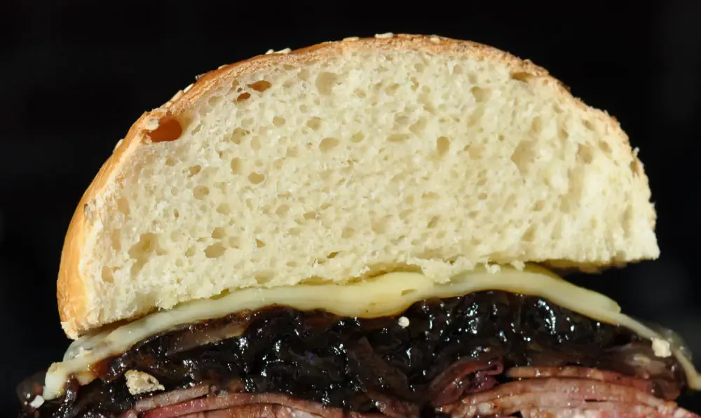 Anschnitt eines selbstgebackenen Hamburgerbrötchens, das seine feine, weiche und fluffige Textur offenbart