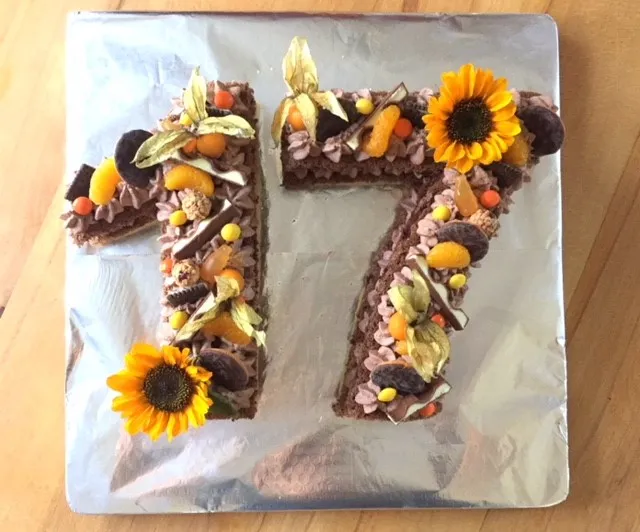 Ansprechend gestaltete Zahlentorte mit Schokolade und Orange, verziert mit Orangenkeksen und Mandarinen, perfekt als Geburtstagsüberraschung für einen 19-Jährigen.