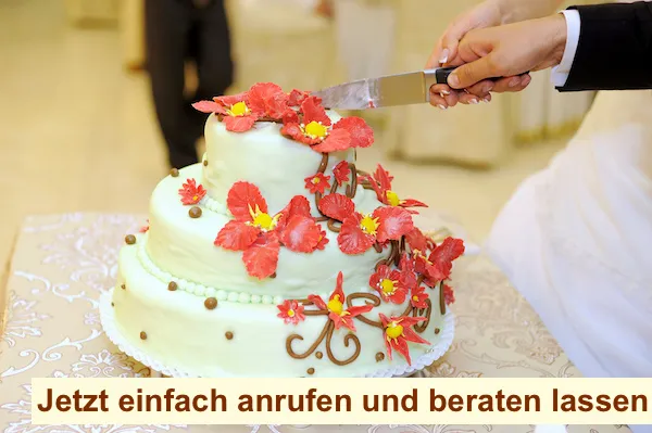 Ansprechende, mehrstöckige festliche Torte mit Blumen- und Banddekoration, perfekt zum Bestellen für Hochzeiten oder große Feiern.