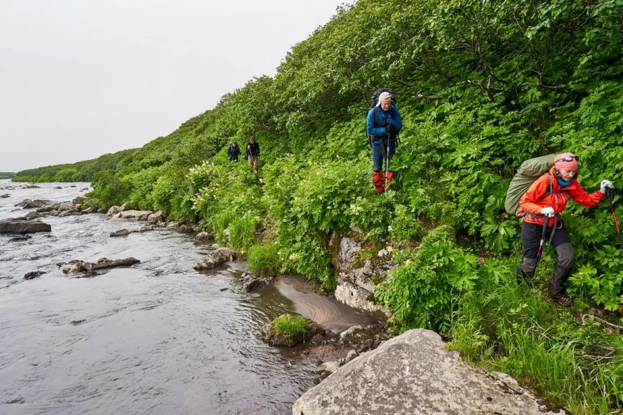 Anstrengender Aufstieg auf rutschigem Untergrund in Kamtschatka
