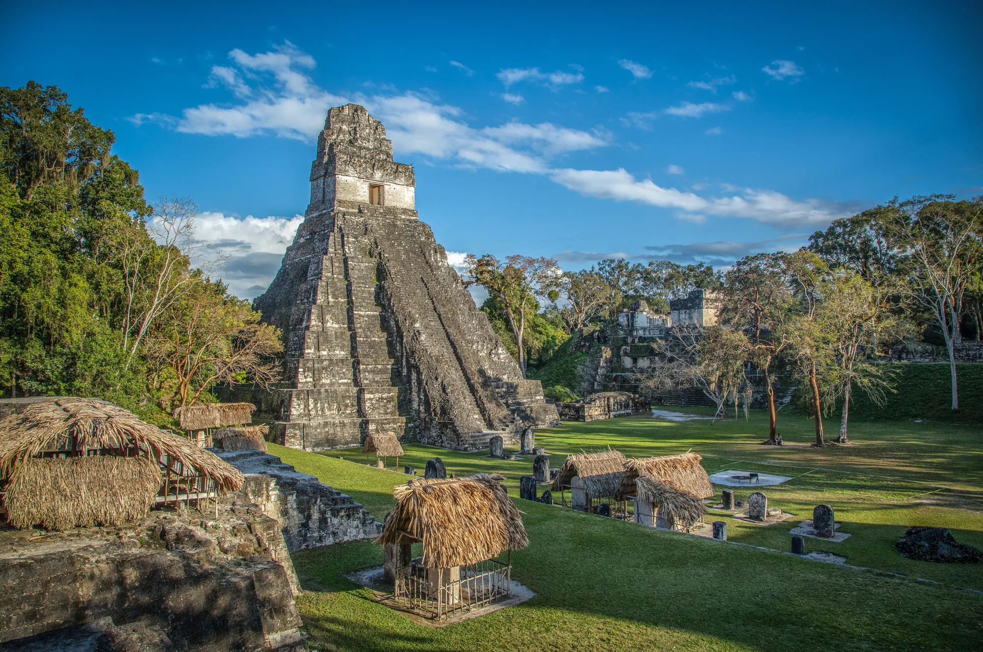 Antigua, Guatemala, mit Kopfsteinpflasterstraßen, bunten Gebäuden und Vulkan im Hintergrund