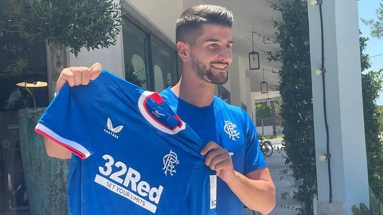 Antonio Colak, einer der Neuzugänge der Glasgow Rangers, in seinem Trikot