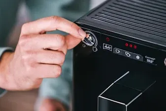 Anzeige des Melitta Solo, die die Einstellungsoption für die Kaffeemenge zeigt.