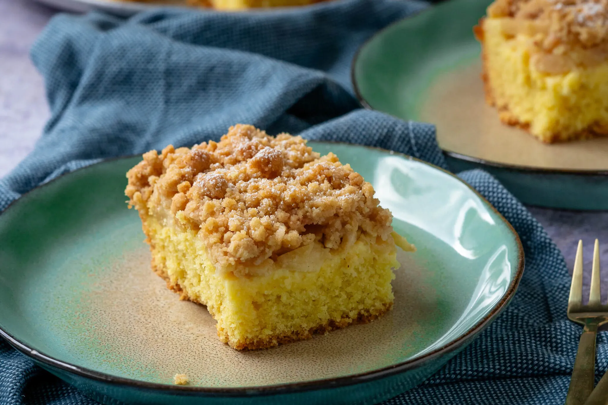 Apfelkuchen vor dem Backen mit Teig, Pudding, Äpfeln und Streuseln