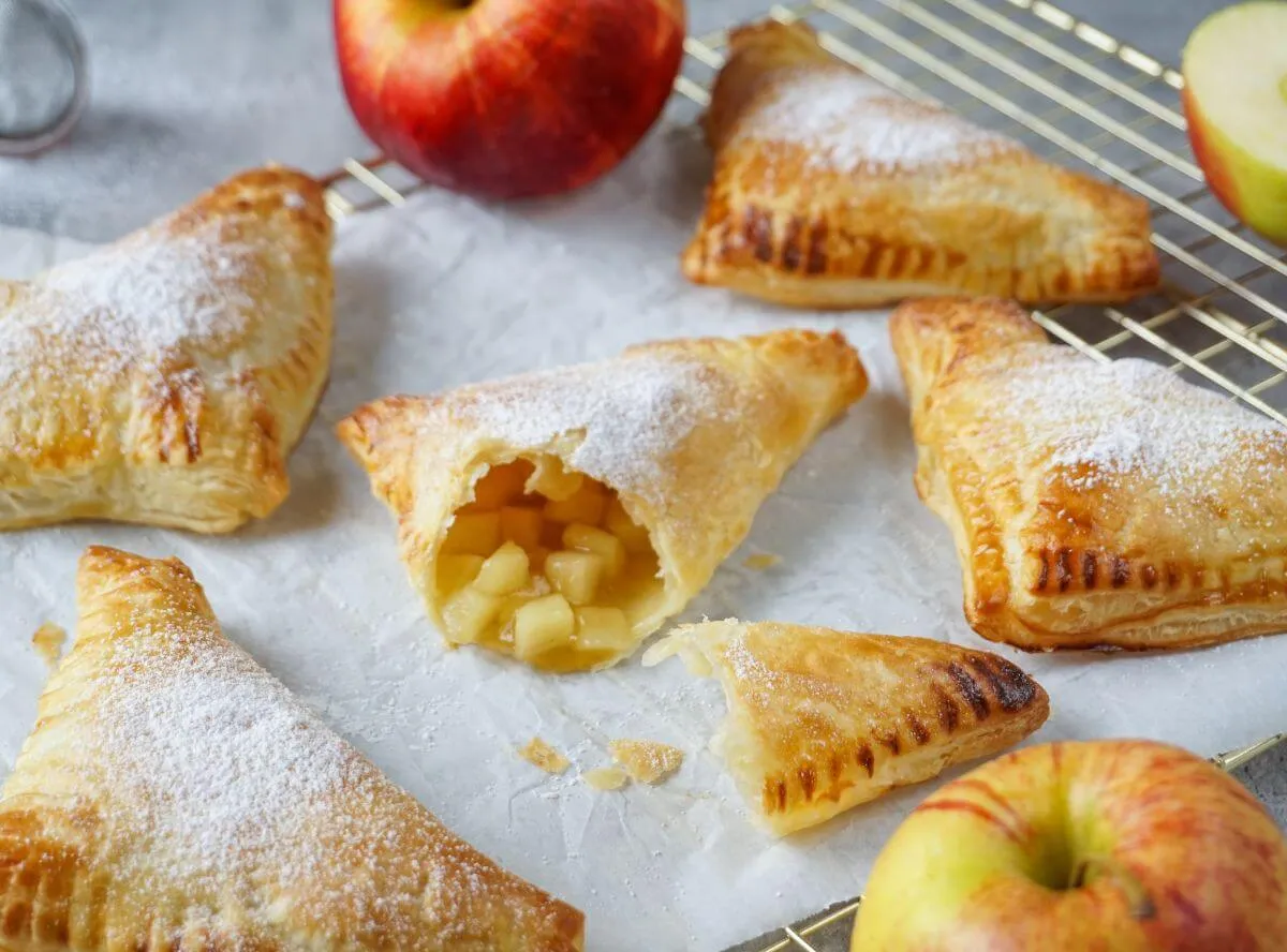 Apfeltaschen mit Blätterteig, goldbraun gebacken und bereit zum Genießen