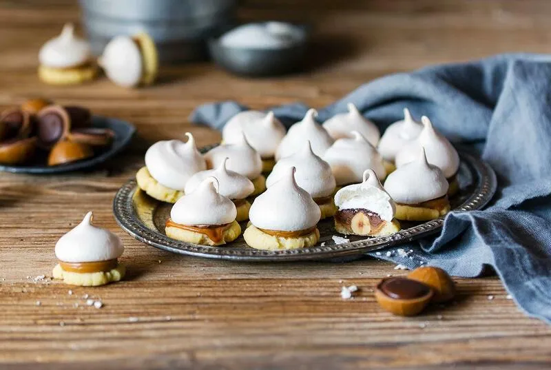 Appetitlich aussehende Toffifee-Plätzchen auf einem grauen Untergrund