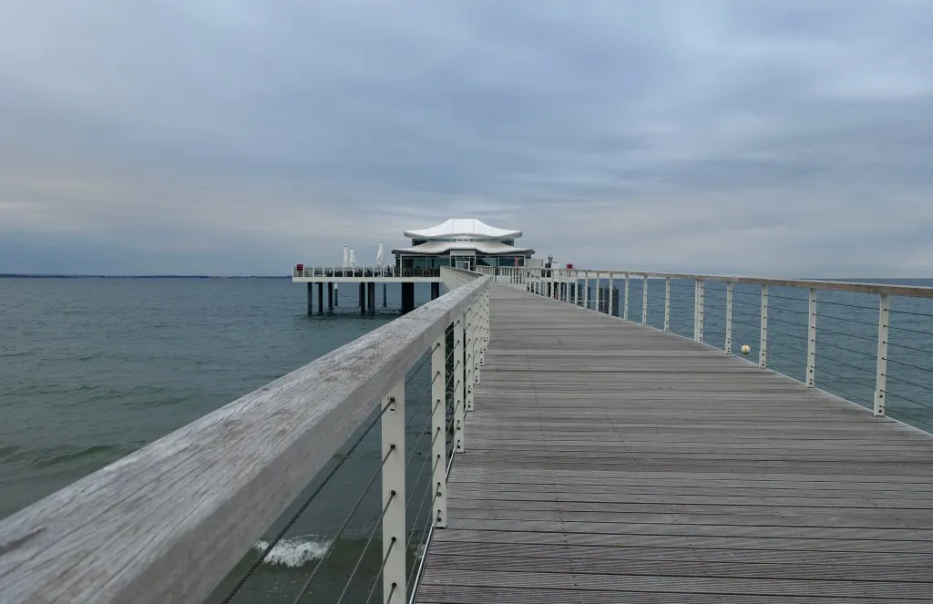 Architektonisch außergewöhnliches Mikado Teehaus auf der Seebrücke in Timmendorfer Strand
