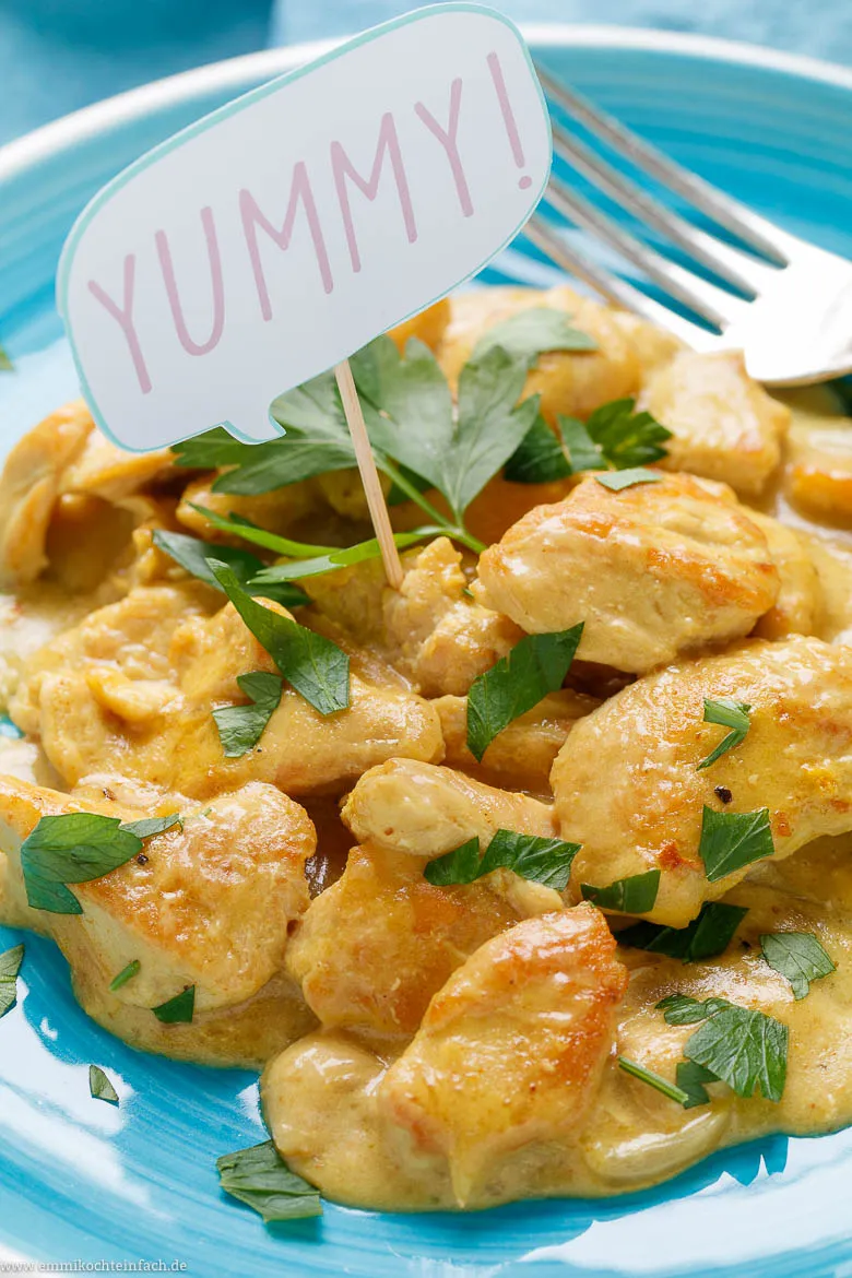 Aromatisches Currypulver in einer Schale bereit zum Kochen