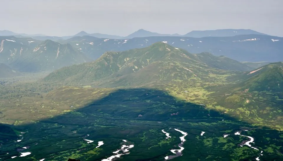 Atemberaubende Aussicht auf Vulkanlandschaft im Abendlicht