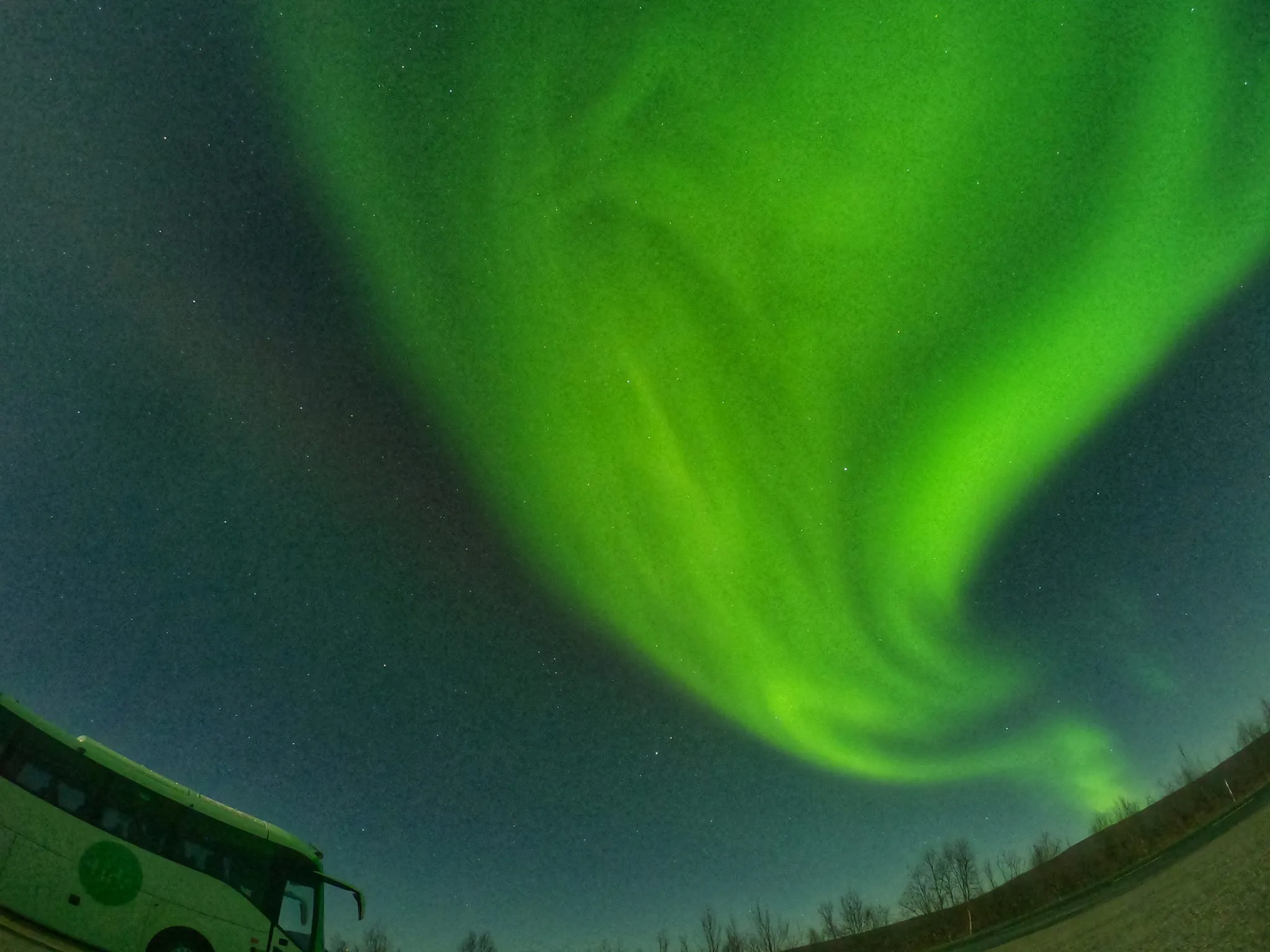 Atemberaubende Nordlichter tanzen über dem arktischen Nachthimmel Norwegens