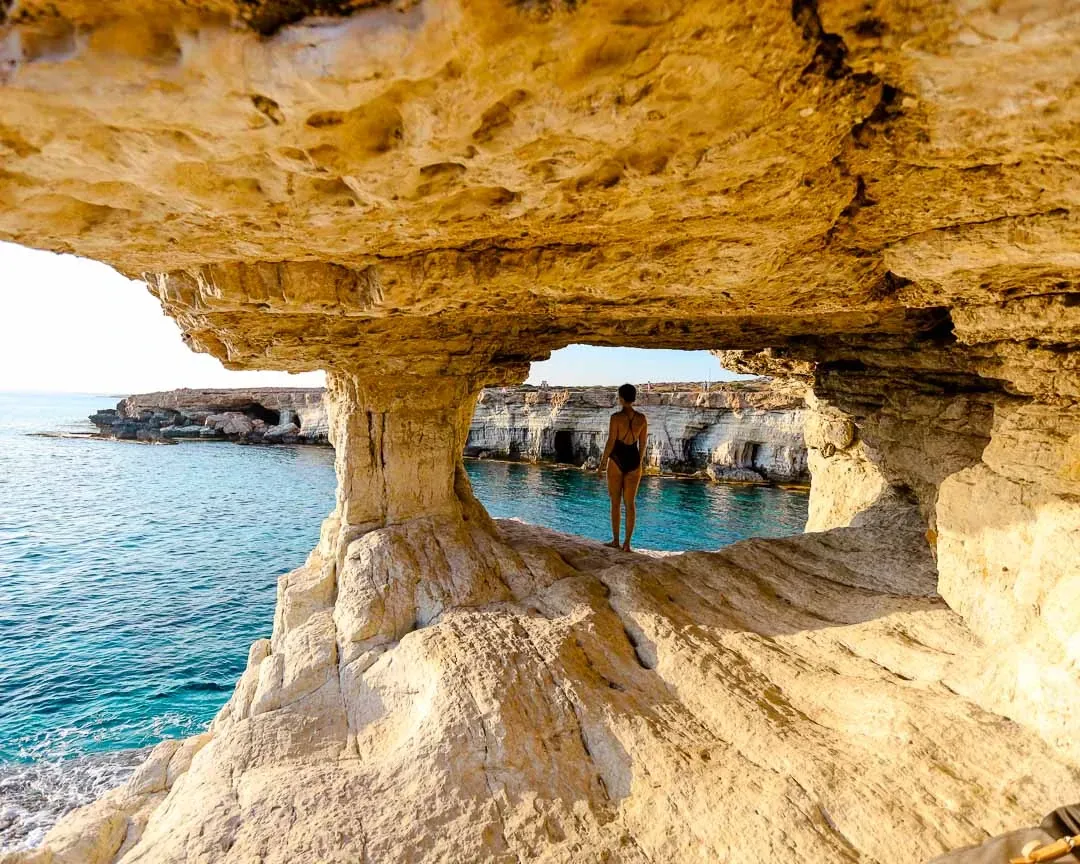 Atemberaubende Sea Caves an der Küste Zyperns