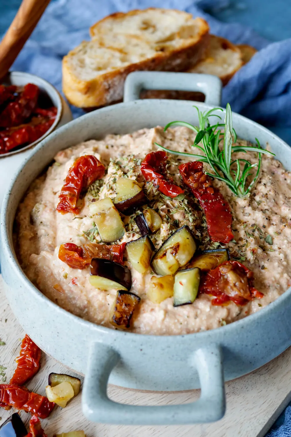 Auberginen-Dip mit getrockneten Tomaten und gebratener Aubergine in der Schale